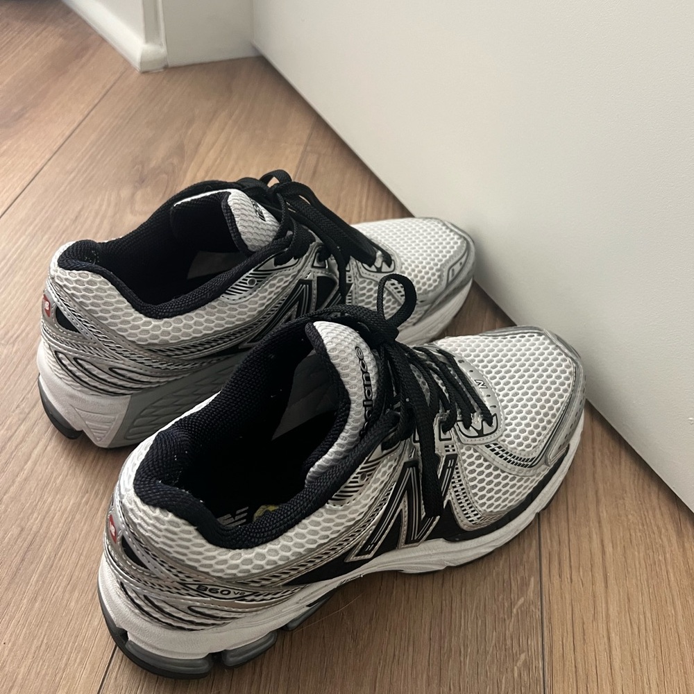 New Balance 860v2 - White and Black Athletic Shoes with Cushioned Midsole